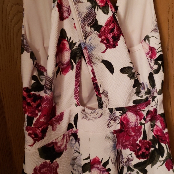 Low vneck floral dress - Picture 3 of 5